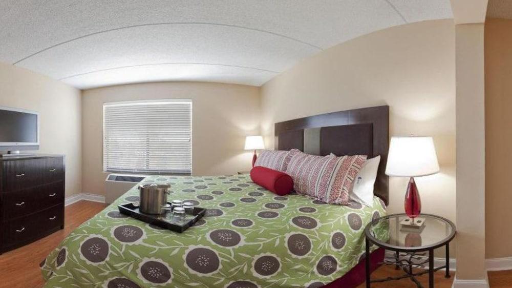 Hotel Trilogy Albany Airport, Tapestry Collection By Hilton Лейтъм Екстериор снимка