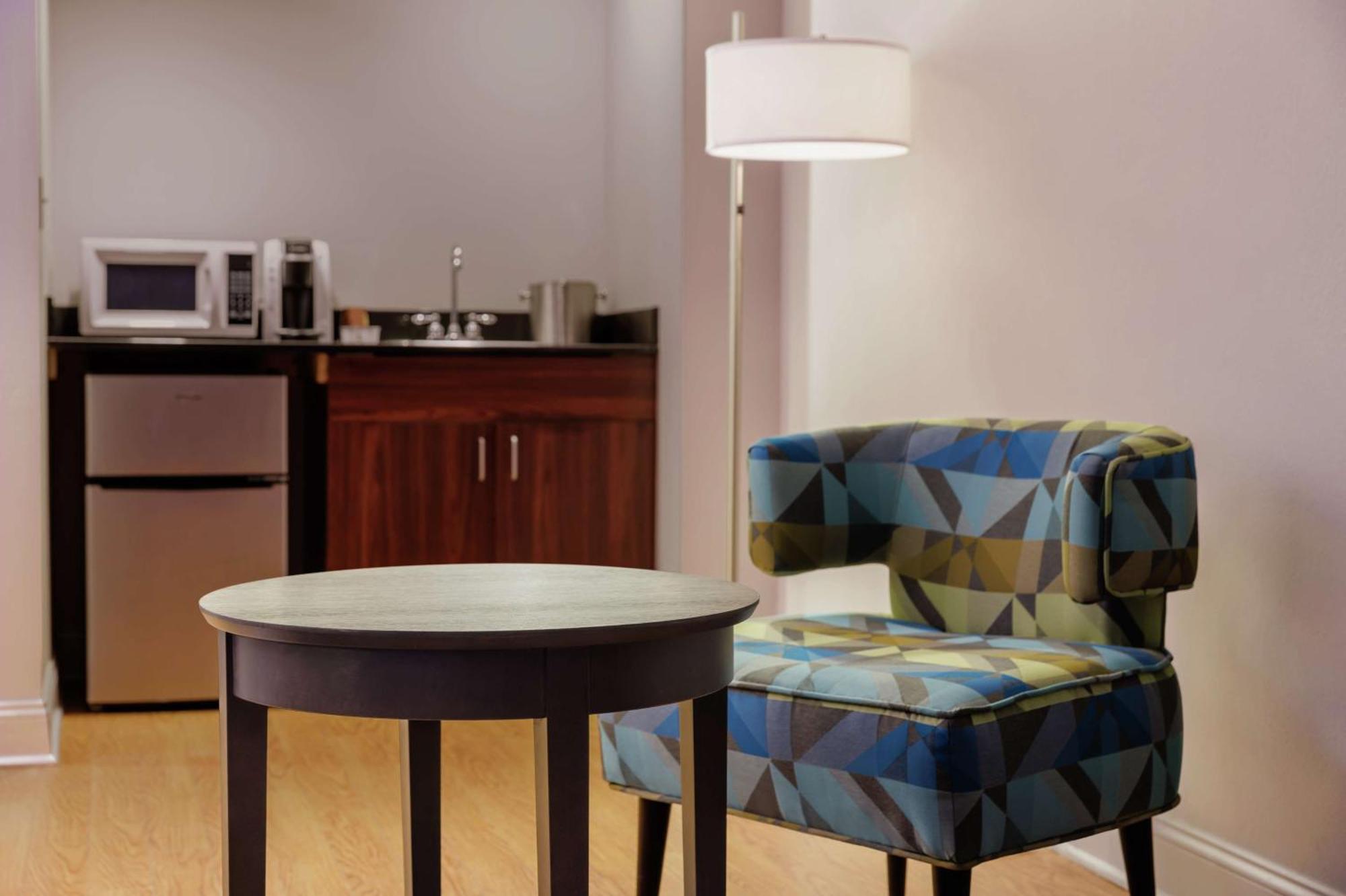 Hotel Trilogy Albany Airport, Tapestry Collection By Hilton Лейтъм Екстериор снимка