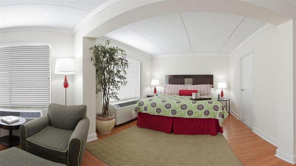 Hotel Trilogy Albany Airport, Tapestry Collection By Hilton Лейтъм Екстериор снимка